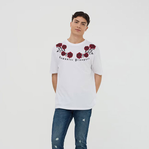 Camiseta Blanca de Manga Corta para Hombre con Bordado Floral Rojo, Cuello Redondo, Corte Regular, Estilo Casual - Product Image 1