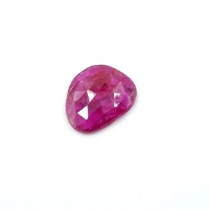 Pierre précieuse rubis rose : Cabochon taillé en rose à dos plat, non chauffé, 1,40 carat, provenance Mozambique - Product Image 4