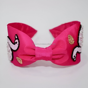 Serre-tête Enfant Brodé Flamant Rose Fait Main en Tissu avec Détails Pailletés, Perles et Nœuds Rembourrés Lumineux – Idéal pour Fêtes et Mode - Product Image 2