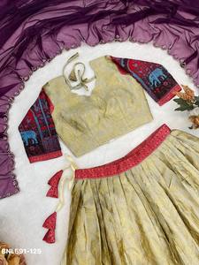 Proveedor de conjuntos de lehenga choli y dupatta de seda tradicional india con bordes tejidos con zari y kalamkari para festivales, procedente de la India. - Product Image 6