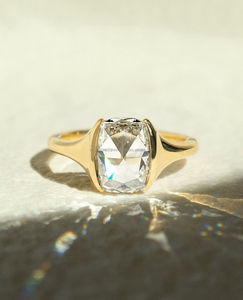 Bague de luxe en diamant taille coussin pour femme en or jaune – Élégante bague de fiançailles, de mariage ou d'anniversaire – Bijou classique - Product Image 1