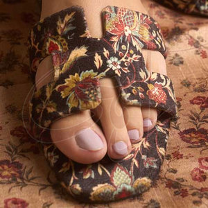 Sandalias con Parte Superior de Terciopelo Antideslizante Estampado con Flores Doradas y Rojas, Tendencia de Moda, Alta Calidad - Product Image 6