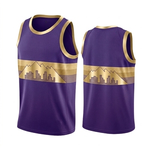 เสื้อกีฬาแขนกุดสีเขียวพิมพ์ลายเมืองภูเขาพร้อมขอบสีขาว - Product Image 4