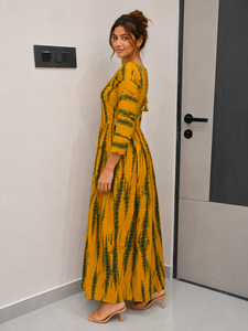 Vestido Maxi de Alta Calidad con Corte Evase, Kurti Largo, Manga 3/4, Espalda con Lazos, Color Amarillo, Cuello Corazón, Estampado Shibori Tie Dye, Ropa de Mujer - Product Image 2