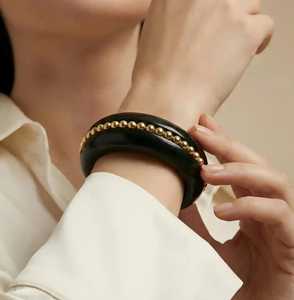 Bracelet classique en acrylique noir MN Exports avec incrustation de perles plaquées or, bijoux de mode unisexe, cadeau islamique - Product Image 3