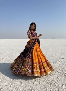 Ensemble Lehenga Choli de créateur jaune et violet pour Navratri, en coton mousseline épais, avec broderie de miroirs authentique et imprimé numérique, pour les festivals Garba et Dandiya - Product Image 5