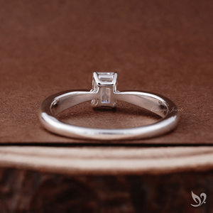 Anillo de compromiso elegante con diamante esmeralda cultivado en laboratorio de 0.5 quilates, engaste de tallo pellizcado en oro blanco de 10K - Product Image 3