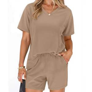 ชุดลำลองฤดูร้อนสำหรับผู้หญิง 2 ชิ้น เสื้อยืดคอวีแขนสั้นและกางเกงขาสั้น ชุดผ้าฝ้ายนุ่มสบายเข้าชุดกัน ขายส่งแบบ OEM - Product Image 2