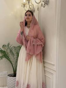 Magnifique robe et dupatta pour femme, nouvelle collection de créateurs, en faux georgette avec broderies, entièrement cousus et prêts à porter. - Product Image 1