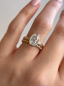 Anillo Solitario de Diamante Ovalado Cultivado en Laboratorio de 3 Quilates y Banda de Oro con Burbujas, Conjunto Nupcial de 2 Piezas, Certificado IGI - Product Image 2