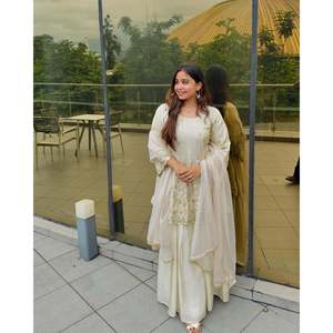 Salwar Kameez en soie de créateur - Ensemble haut et bas pour soirée avec dupatta, taille XL - Product Image 3