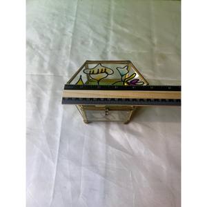 Paneles de vidrio que amplifican la luz, realzando el brillo de tus accesorios, una manera elegante de mantener las cadenas delicadas bien organizadas. - Product Image 4