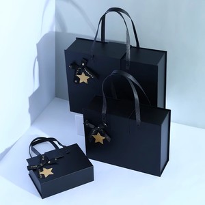 Caja de Regalo Rectangular Negra de Cartón Rígido con Asa y Logotipo de Estrella Dorada Personalizado para Empaque de Regalos Artesanales - Product Image 2