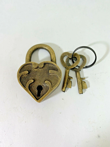Candado Romántico con Forma de Corazón, de Latón Sólido con Acabado Antiguo y Dos Llaves, Regalo para Enamorados - Product Image 1