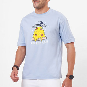 Camiseta de Manga Corta para Hombre, Color Azul Claro, Cuello Redondo, con Estampado de Pizza Alienígena, Corte Regular Informal, 100% Algodón Jersey - Product Image 2
