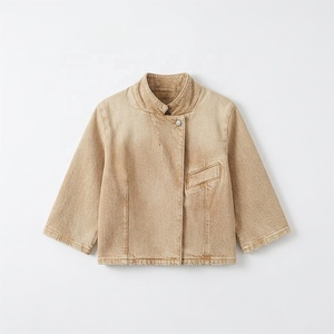 Veste en jean courte pour femme avec fermeture boutonnée, manches longues, design moderne et décontracté, vêtement d'extérieur polyvalent pour la mode quotidienne - Product Image 1