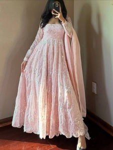 Robe de mariée ethnique indienne tendance pour l'hiver/été, en modal et faux georgette, avec broderies lourdes et sequins, Salwar Kameez coupe ajustée - Product Image 3