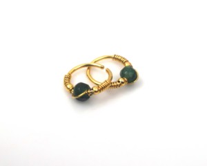 Vente en gros de boucles d'oreilles créoles en or plaqué 18 carats avec lapis-lazuli et onyx vert pour femmes |   Bijoux minimalistes pour cadeau de mariage ou de fiançailles - Product Image 2
