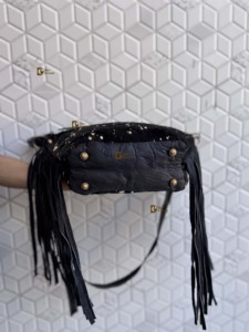 Bolso de Mano de Piel con Detalles Metálicos, Colección Elegante, Diseño Artesanal con Flecos de Cuero, Bolso de Mujer - Product Image 4
