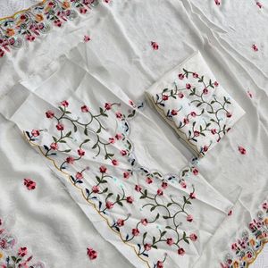 Sari en soie premium avec broderie Butta, bordure ajourée et chemisier en soie Banglory brodé - Product Image 4