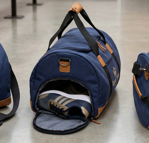 Sac de voyage en toile marine Regal Three LLC avec fermeture éclair, sac de sport de luxe durable unisexe - Product Image 3