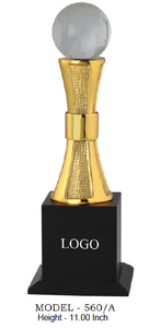 Ensemble de trophées de golf en métal plaqué or, argent et bronze, avec base en bois noir et logo. - Product Image 4