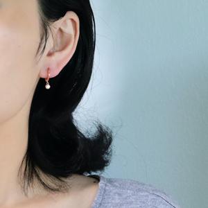 Pendientes de Aro Huggie con Diamantes Cultivados en Laboratorio y Bisel de Oro Sólido de 14K Chapado en Oro, Joyería Minimalista y Elegante para Fiesta, Regalo para Mujer - Product Image 5