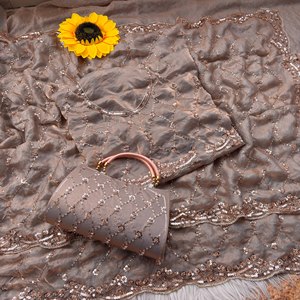 Sari de Lujo de Seda Espacial Reglance con Bordado de Cuentas Doradas Originales, Diseño Elegante y Detalles de Diseñador - Product Image 5