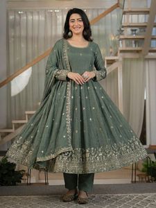 Nouvelle tenue Anarkali de créateur pour mariage et soirée, en soie froissée lourde, avec broderie de sequins, Anarkali et pantalon avec dupatta - Product Image 3