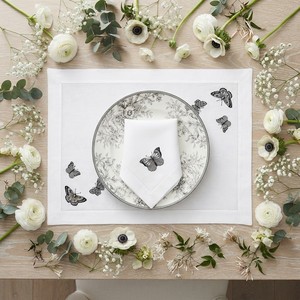 Napperons et serviettes en coton blanc brodés de papillons monochromes, avec ourlet festonné élégant, pour une décoration de table moderne - Product Image 1
