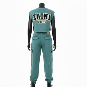 Conjunto de Mujer: Top Corto Sin Mangas de Felpa de Algodón Teal 300 GSM y Pantalón Jogger con Bolsillos Cargo, Parche de Chenilla y Logotipo Personalizado - Product Image 2
