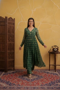 Ensemble pantalon et kurta évasé en soie Delta imprimé feuille d'argent vert pour femme |   Vêtement ethnique à manches longues et col en V - Product Image 5