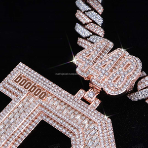 Sumérjase en el mundo del hip hop con un elegante colgante de diamantes sin igual con una letra y un símbolo Joyas de diamantes finos hechas a mano - Product Image 3