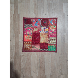 Housse de coussin patchwork faite main, brodée de fleurs, en coton, carrée, style bohème, avec panneaux, cadeau pour elle - Product Image 1