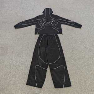 ชุดแจ็คเก็ตและกางเกงวอร์มแบบมีแถบสะท้อนแสงพร้อมโลโก้สั่งทำจากโรงงานผู้ผลิต ชุดกีฬา OEM ผ้าไนลอน 100% สำหรับผู้ชาย - Product Image 2