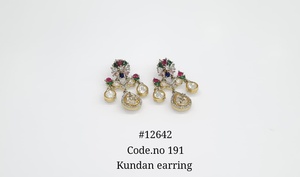 ต่างหูระย้าแบบ Kundan รุ่น 12642 ประดับด้วยพลอยสีเขียวเคลือบด้วยทองคำขาว ประดับด้วยเพชรคิวบิกเซอร์โคเนียทรงลูกแพร์ สำหรับผู้หญิงในงานแต่งงาน - Product Image 3