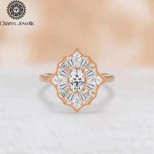 Bague de fiançailles en argent pour femme Charm Jewells, moissanite, forme fleur, sertissage classique à griffes, coupe coussin, certifiée IGI, 3 grammes, 18 carats - Product Image 3