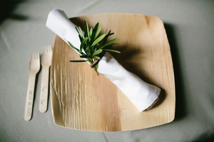 Platos Cuadrados Biodegradables de Hoja de Palma Areca de 10+7 Pulgadas, Paquete de Platos para Comida, Aperitivos, Postres y Restaurantes de Comida Rápida, Uso en Cafeterías - Product Image 1