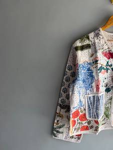 Chaqueta de algodón acolchada Kantha con estampado floral para mujer, cárdigan con botones frontales y patchwork, con bolsillos, ropa informal de invierno, regalo para ella. - Product Image 2