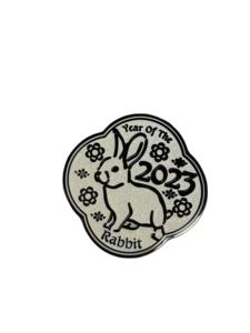 Buen Precio, Pin de Solapa de Esmalte Suave Personalizado con Logotipo, Estilo Anime, Recubierto de Epoxi, de Aleación de Zinc y Níquel Negro, Talla Única, para Eventos - Product Image 4