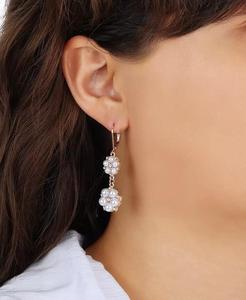 Orecchini pendenti a doppio fiore con perle coltivate finte e accenti in cristallo |   2028 - Product Image 2