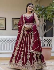 Lehenga KV Maroon Art Silk, con relieve y adornos, tradicional, para bodas y fiestas de otoño, semisellado, sin arrugas, de secado rápido y reversible. - Product Image 2