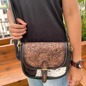 กระเป๋าหนังแท้สะพายข้างสำหรับผู้หญิงหนังวัวลายดอกไม้สีดำสุดหรู - Product Image 2