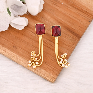 Elegantes Pendientes Colgantes con Engaste de Granate Hidrotermal y Perla, Chapados en Oro, Joyería Artesanal de Latón Shilpi Impex para Mujer - Product Image 2