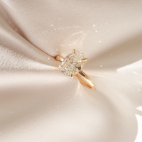 Bague de fiançailles et de mariage minimaliste en or jaune 14 carats avec diamant de laboratoire ovale de 2 carats certifié IGI, halo caché et fantaisie légère