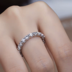 แหวนเพชรทรงกลมบริลเลียนต์แพลตตินั่ม รับรองโดย GIA สไตล์คลาสสิก เครื่องประดับหมั้นสำหรับผู้หญิง - Product Image 2