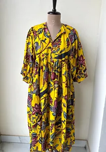Robe midi bohème jaune à fleurs pour femmes, imprimée à la main, avec col noué et manches bouffantes, robe décontractée d'été - Product Image 2