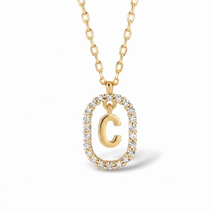 Pendentif lettre C plaqué or rose avec breloque ovale en strass de cristal, style classique pour un usage quotidien - Product Image 1