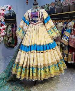 Magnifique robe afghane vintage en mousseline de soie à manches longues, ensemble ethnique avec broderie miroir et broderie fine, offrant un style élégant - Product Image 4