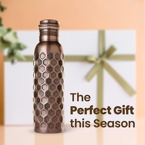 Bouteille artisanale en cuivre pur en forme de nid d'abeille avec châtaignes fumées, emballage de vente au détail personnalisé blanc, récipient tactile hexagonal incrusté - Product Image 3